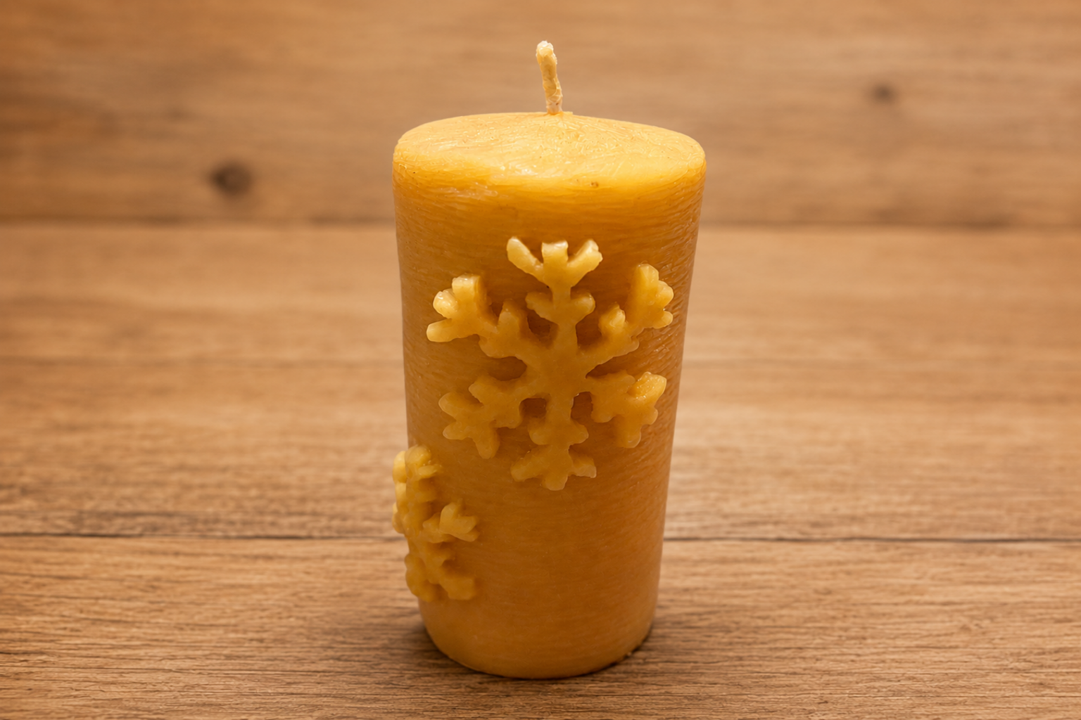 Stumpenkerze mit Schneeflocke